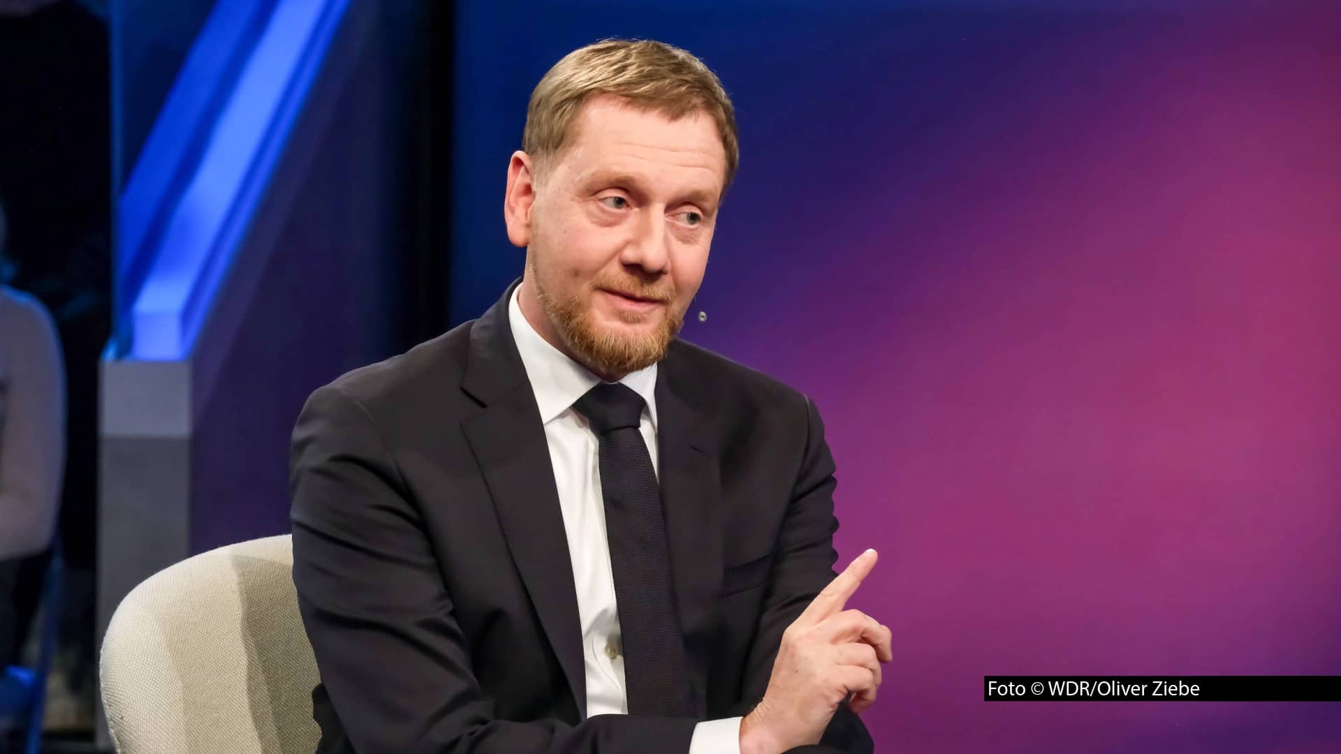 In der aktuellen Ausgabe ihrer ARD-Talkshow widmet sich Sandra Maischberger den von der Bundesregierung angekündigten Maßnahmen zur Entlastung bei den steigenden Energiekosten. Zu diesem Thema begrüßt sie u.a. Sachsens Ministerpräsidenten Michael Kretschmer (CDU). Foto © WDR/Oliver Ziebe